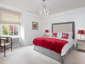 a bedroom with a large bed with a red blanket at 2 Bed in Windermere SZ306 in Windermere