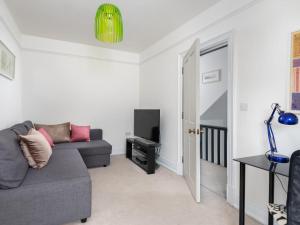 a living room with a couch and a tv at 2 Bed in Windermere SZ306 in Windermere