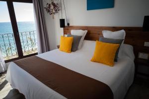 Cama o camas de una habitación en Hostal Boutique Casa del Mar Altea