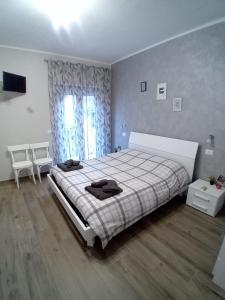 a bedroom with a large bed and a window at Casa Nanna Edo in Celano