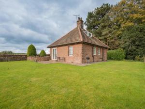 an old brick building in a grassy field at 1 Bed in Lazonby SZ176 in Kirkoswald