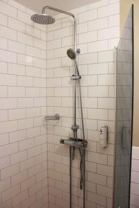 La salle de bains est pourvue d'une douche avec un pommeau de douche. dans l'établissement Good Morning Västerås, à Västerås
