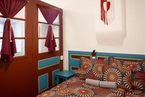 - une chambre avec un lit, une fenêtre et une porte dans l'établissement Jelkő Ház Terpes, 