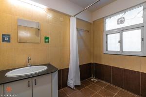 une salle de bain avec un lavabo et une fenêtre dans l'établissement Zostel Bangalore (Koramangala), à Bangalore 56 autres photos