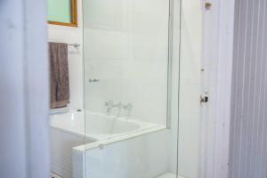 Ένα μπάνιο στο Beautiful Large Home, Big Bay Views, Open Fire +35 φωτογραφίες
