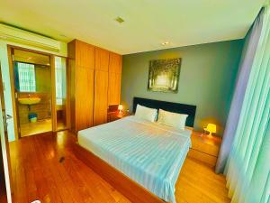um quarto com uma cama com paredes azuis e pisos em madeira em near klcc vortex suites by PLUS POIN em Kuala Lumpur