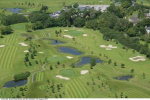 uma vista superior de um campo de golfe com lagoas e verdes em Modern Homestay Rooms Dublin Airport 15 minutes em Ballyboughal