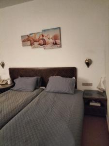 - une chambre avec 2 lits jumeaux et une table de nuit dans l'établissement Coral Bay Roby, à Charm el-Cheikh