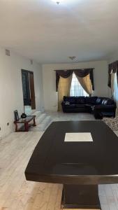 sala de estar con sofá y mesa en Amplia y céntrica residencia en Reynosa
