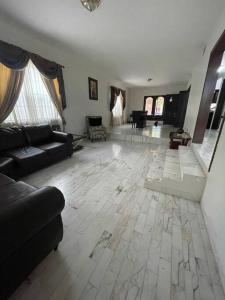 sala de estar con sofá y sala de estar con suelo en Amplia y céntrica residencia en Reynosa