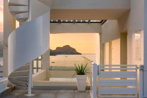 uma escada numa casa com vista para o oceano em Emerald Hotel Residence Cefalù em Cefalù