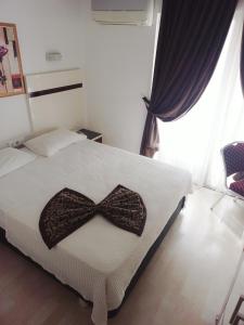 Ένα ή περισσότερα κρεβάτια σε δωμάτιο στο Atalla Hotel