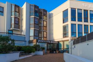 an image of the front of the building at Logis Hôtel Le Rochelois in La Rochelle