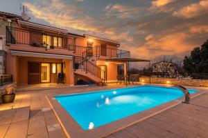 ein Pool vor einem Haus in der Unterkunft Villa Ana for 12 persons with private saltwater Pool in Juršići