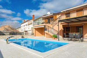 Bazén v ubytovaní Villa Ana for 12 persons with private saltwater Pool alebo v jeho blízkosti