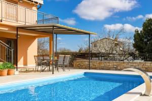 Bazén v ubytovaní Villa Ana for 12 persons with private saltwater Pool alebo v jeho blízkosti