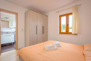 Posteľ alebo postele v izbe v ubytovaní Villa Ana for 12 persons with private saltwater Pool