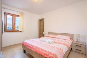 Posteľ alebo postele v izbe v ubytovaní Villa Ana for 12 persons with private saltwater Pool