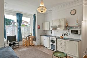Virtuvė arba virtuvėlė apgyvendinimo įstaigoje Finest Retreats - Atherfield Apartments No 7 - Sunny Side