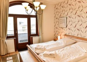 a bedroom with a bed and a window at Ferienhaus Villa Heimfried Büsum in Büsum