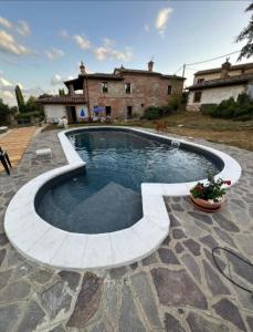 ein Schwimmbad in der Mitte eines Gartens in der Unterkunft Appartamento Aria - Capolinea in Castiglione del Lago