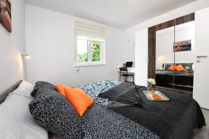 1 dormitorio con 1 cama con almohadas de color naranja en Villa Olea by Istrabook, en Vižinada