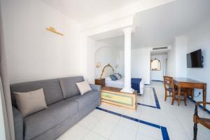 een woonkamer met een bank en een tafel bij Hotel San Francesco in Maiori