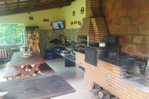 cocina con horno de ladrillo y mesa de madera en Descanso, pesca e praia, en Iguape