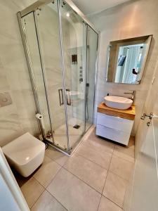 ein Bad mit einer Dusche, einem WC und einem Waschbecken in der Unterkunft Moderno apartamento inteligente in Madrid