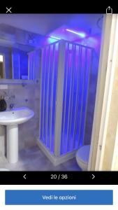 ein Bad mit einer Dusche, einem Waschbecken und einem WC in der Unterkunft B&B The Magic Place in Taranto
