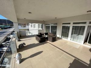 - un salon avec un canapé et une table sur un balcon dans l'établissement Ubytovanie RDA, à Nové Mesto nad Váhom