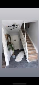 una escalera en una casa con una alfombra y una escalera en Ferienhaus Sauerland - Traum, en Winterberg