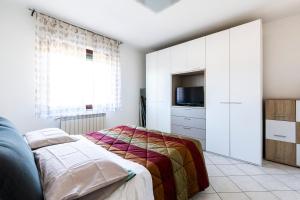 - une chambre avec un lit et une télévision dans l'établissement Malpensa Express, à Vizzola Ticino