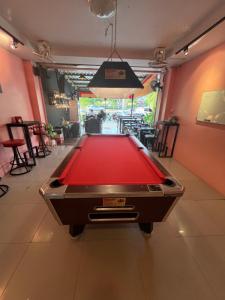 una mesa de billar en el medio de una habitación en 84 Bar & Guest House Room 3, en Ban Huai Luk (1)