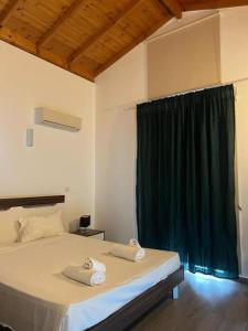 Voodi või voodid majutusasutuse Nissi beach with pool Ayia Thekla "kymma 15" 3bed room toas