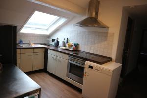 una cucina con piano cottura, lavandino e finestra di Generations Holiday Green Views ad Attendorn