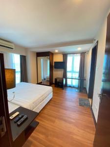 um quarto de hotel com uma cama e uma secretária em BV2 HotelSuite homestay 2 bedrooms KK City Centre Near Imago em Kota Kinabalu