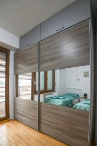 ein Schlafzimmer mit einem großen Spiegel und einem Bett in der Unterkunft Elena Apartments - City Center Oasis Modern Elegance in Skopje in Skopje