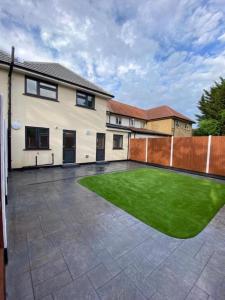 a large yard with a lawn in front of a house at THE ROYAL BOUTIQUE PICCADILLY LODGE BY LONDON HEATHROW UK, PRIVATE APARTMENT OFFER's FREE PARKING, WIFI , KITCHEN & LAUNDRY SERVICES, SLEEP 8 in Hayes