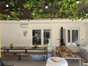 a room with two benches and a table at LU DA kuca in Sveti Ivan Zelina