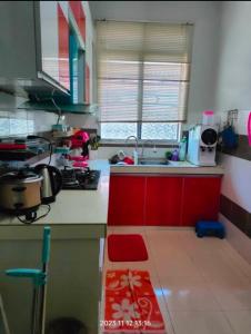 班台的住宿－Rumah singgah Haida，厨房配有水槽和台面