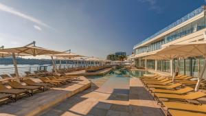 Bazén v ubytování AX ODYCY Hotel nebo v jeho okolí