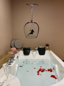 een bad met bloed erop in een kamer bij Palazzo DE MATTEO in Caiazzo