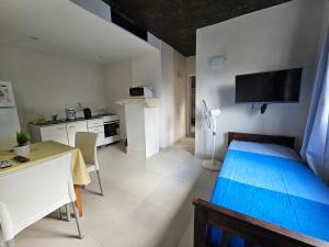 1 dormitorio con cama, mesa y cocina en Palmas del Mar en Valeria del Mar