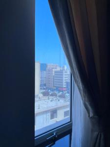 okno w pokoju z widokiem na miasto w obiekcie السعد للشقق المخدومة w mieście Al-Dżubajl