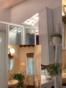 uma casa de banho com um lavatório e um espelho em The 4 Senses Experience em Suvereto