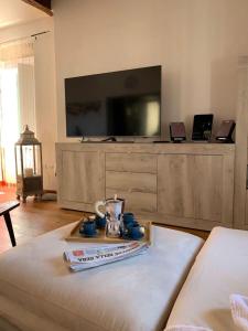 een woonkamer met een tv en een salontafel bij The 4 Senses Experience in Suvereto