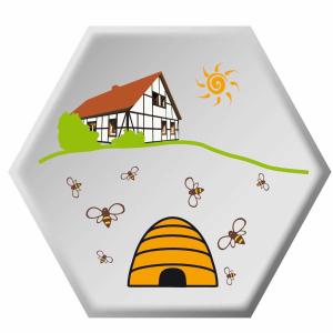 uma imagem de uma casa e uma colmeia e abelhas em Ferienwohnung auf dem Honighof em Krassow