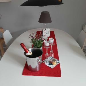 einen Tisch mit einer roten Serviette und einer Flasche Wein in der Unterkunft Ferienwohnung auf dem Honighof in Krassow