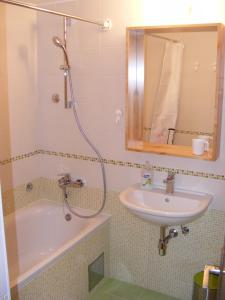 ein Badezimmer mit Waschbecken, Badewanne und Spiegel in der Unterkunft Apartment Petra in Tribunj